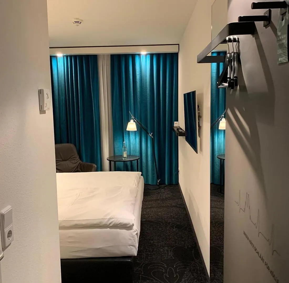Отель Motel One Koeln-Neumarkt