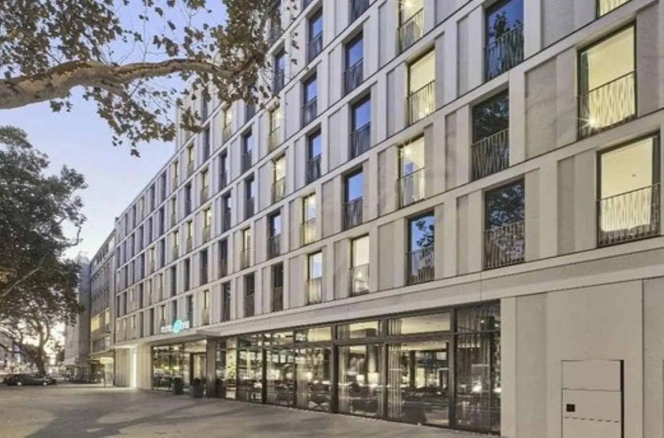 Motel One Koeln-Neumarkt 3*, Кёльн
